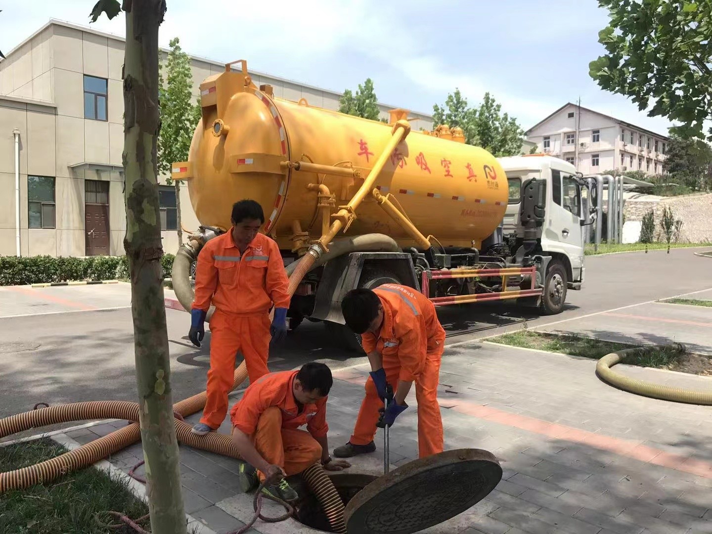 荥经管道疏通车停在窨井附近