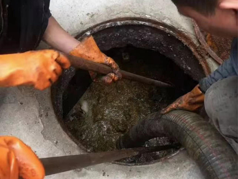 荥经清理化粪池时如何避免沼气的危害？